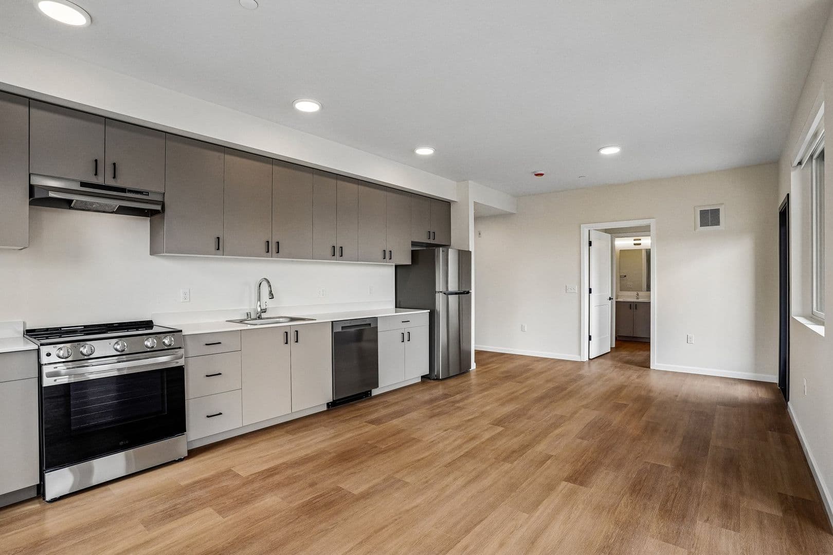 Lacey Apartment: 2463 Hogum Bay Rd NE