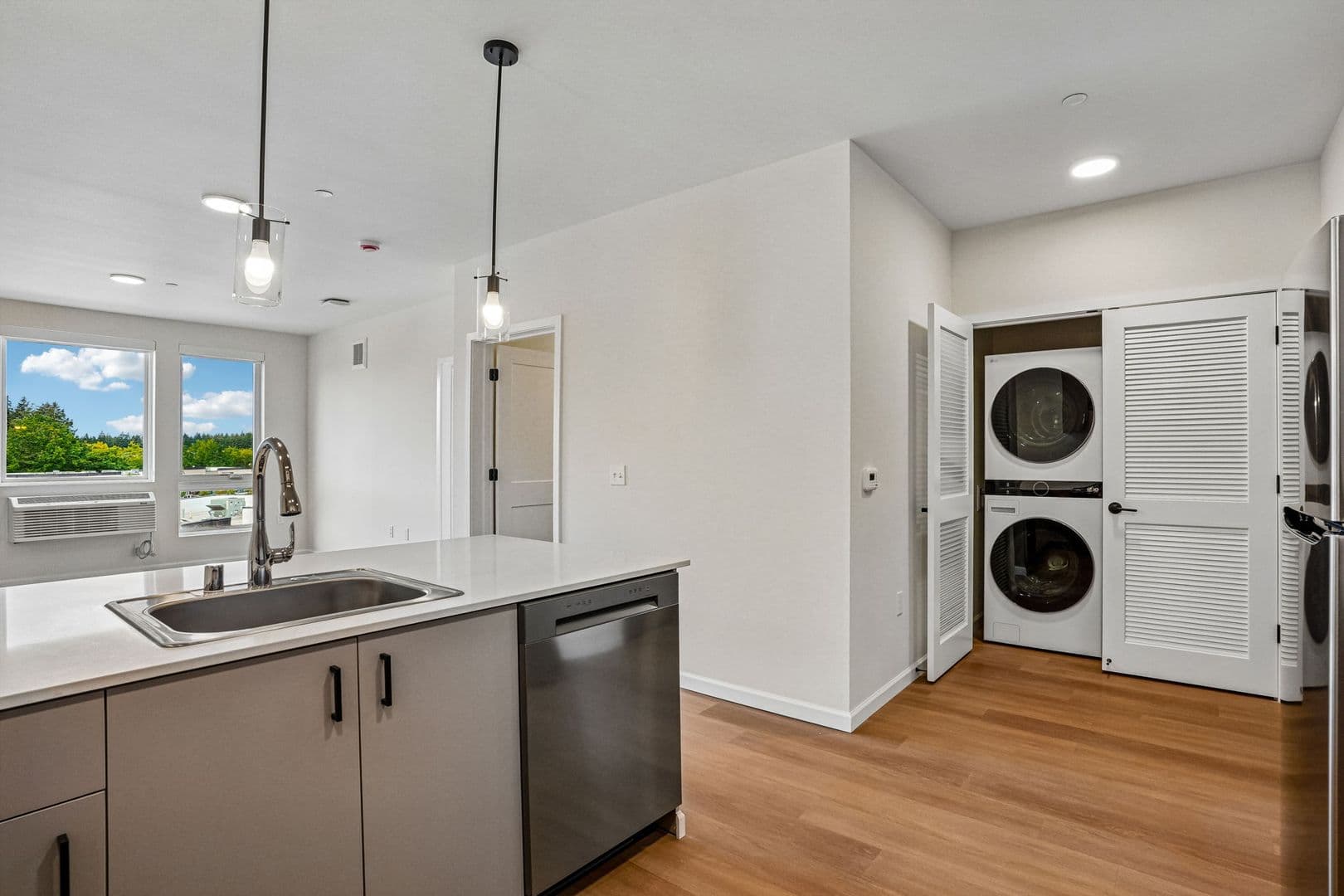 Lacey Apartment: 2463 Hogum Bay Rd NE