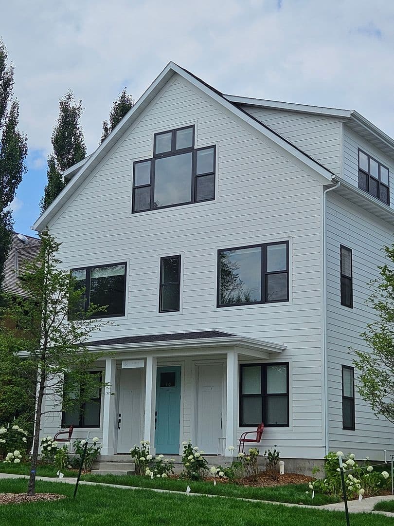 Bismarck Apartment: 120 E Avenue A