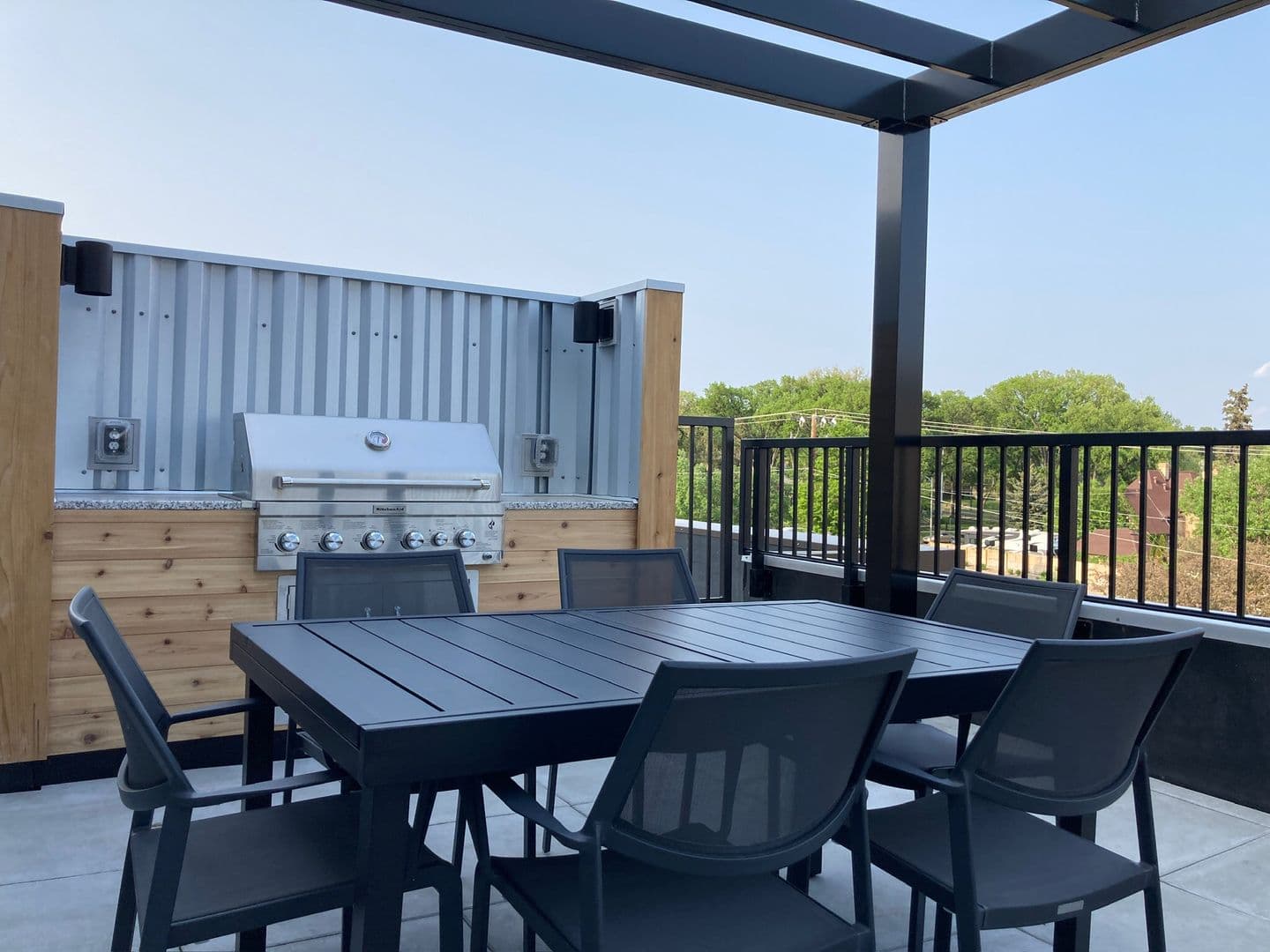 Bismarck Apartment: 120 E Avenue A