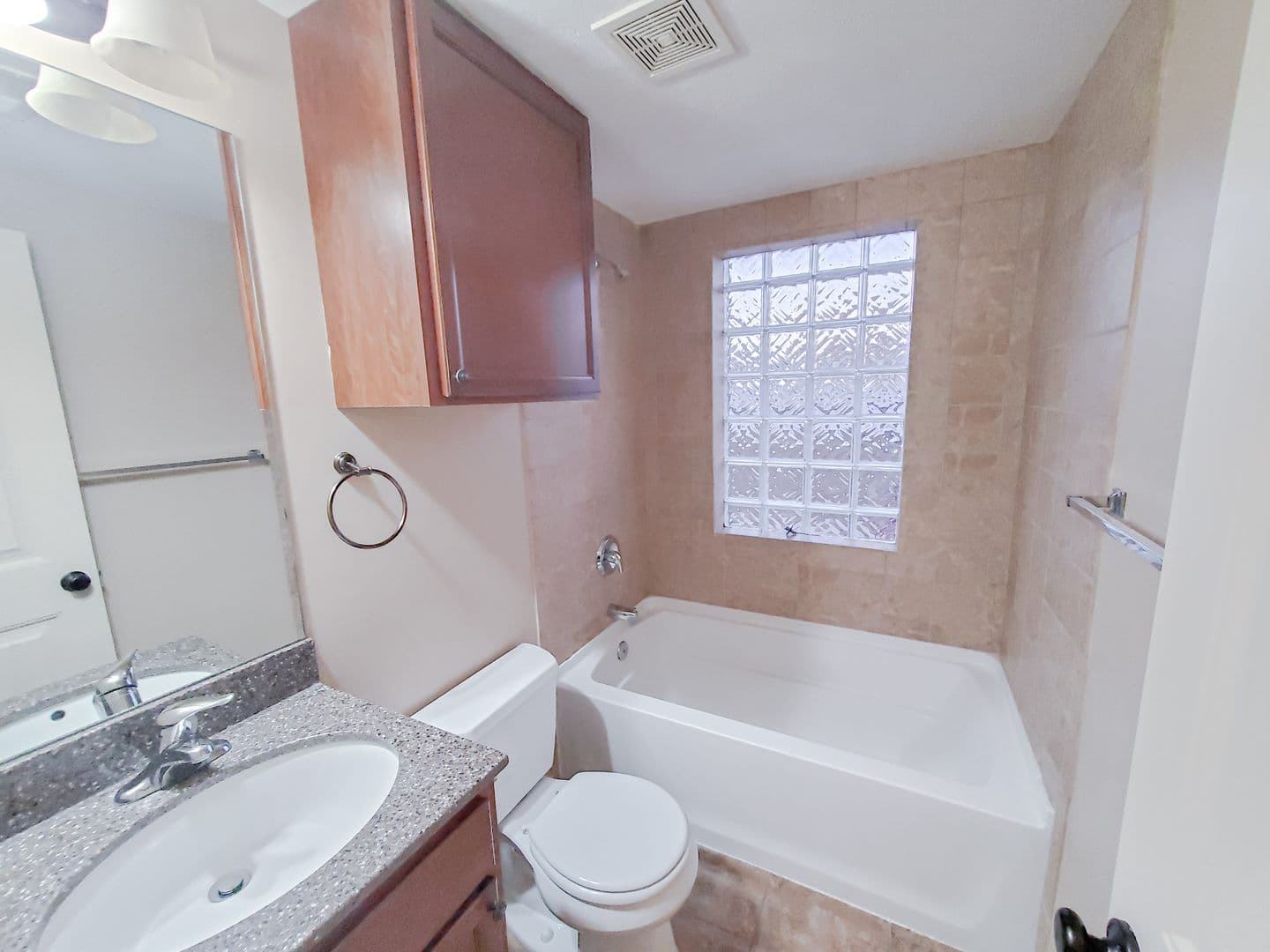 Omaha Apartment: 814 S. 38th Street