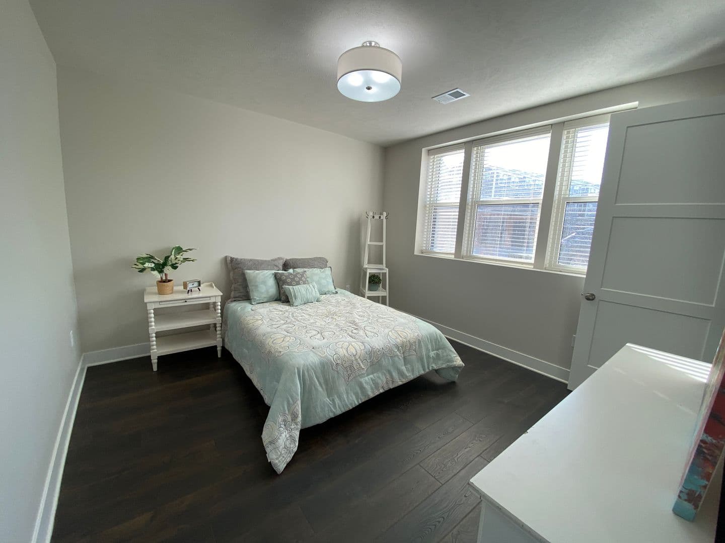 Omaha Apartment: 13108 Lincoln Road
