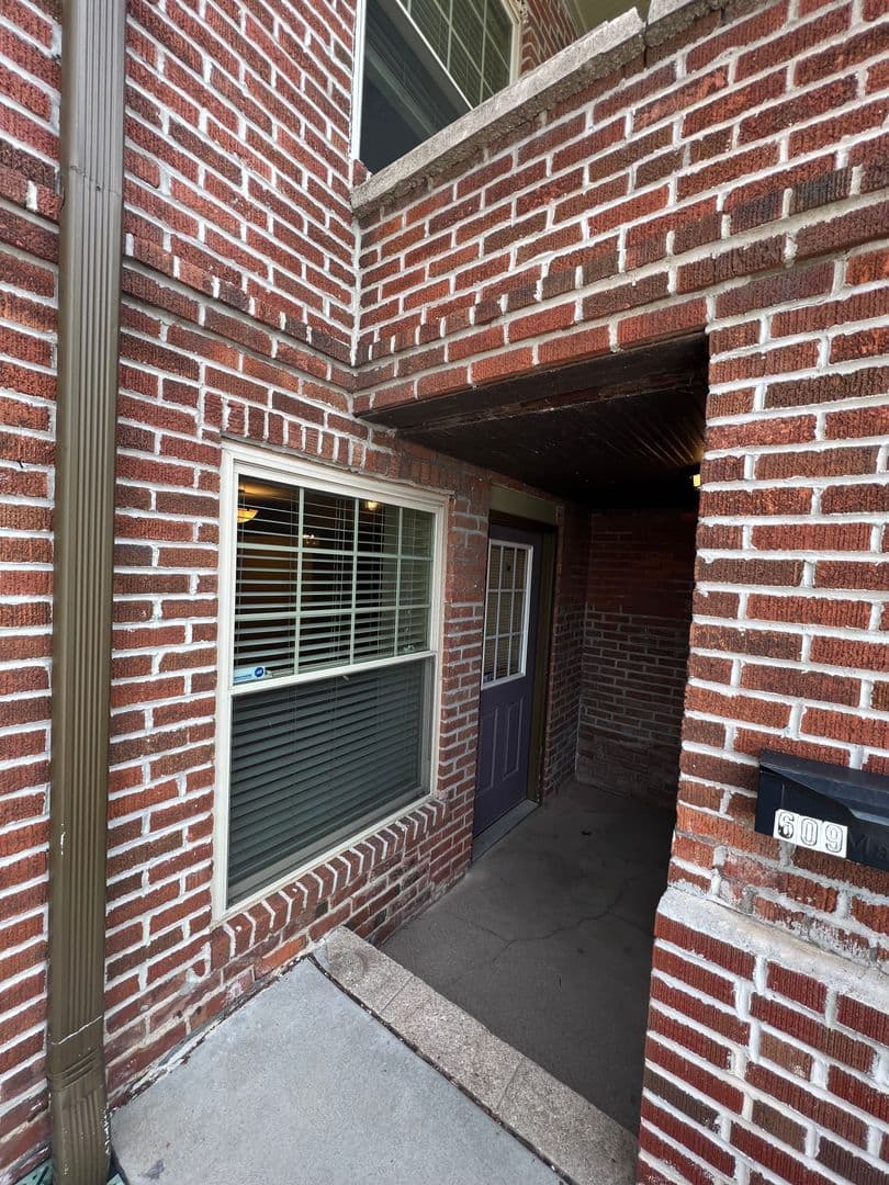 Omaha Apartment: 601-617 S. 31st Avenue
