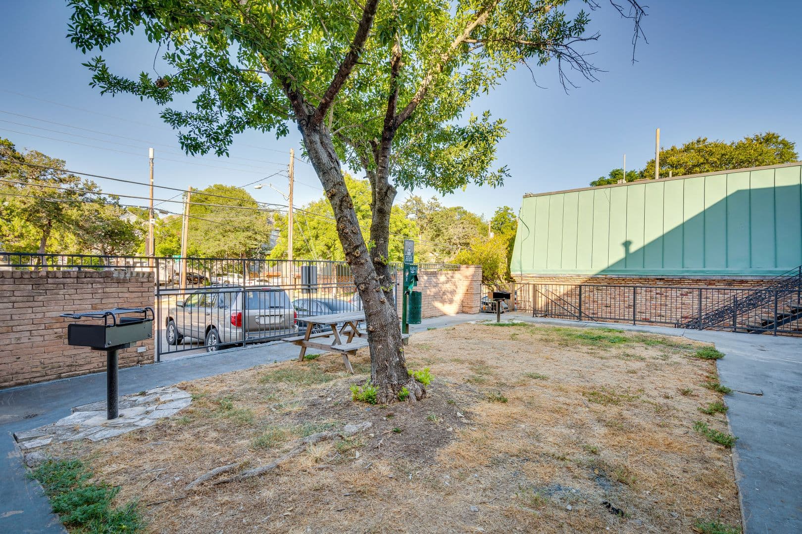 Austin Apartment: 307 & 311 East 31st