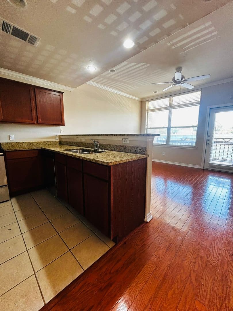 Ausitn Townhome: 305 East 31