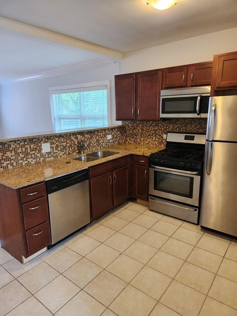 River Forest Apartment: 402 Franklin Ave.