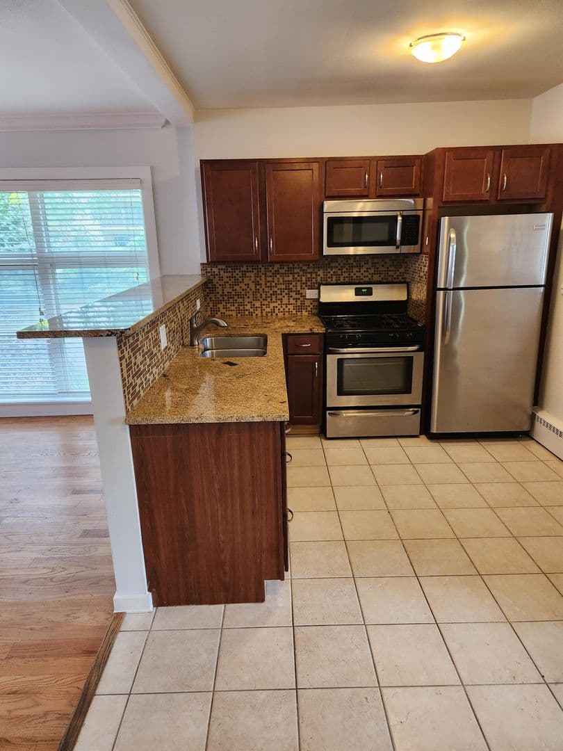 River Forest Apartment: 402 Franklin Ave.