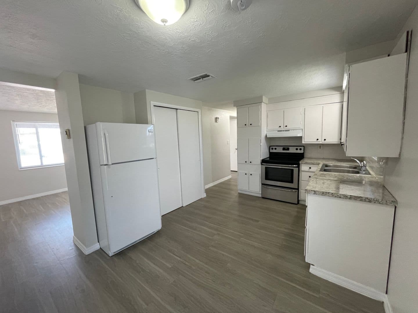 Holiday House: 1130 Powersong St.