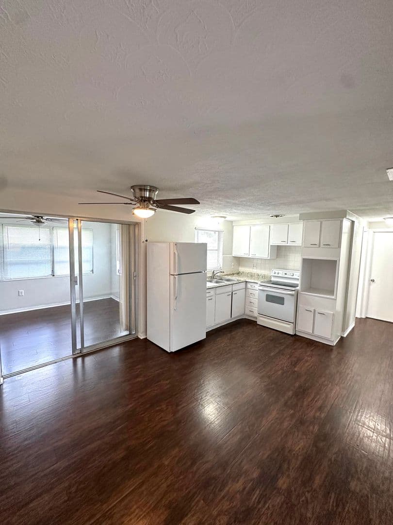 Holiday House: 2151 Dixie Garden Loop