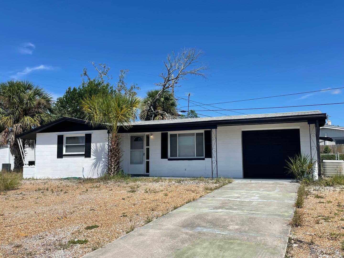 Holiday House: 1130 Powersong St.