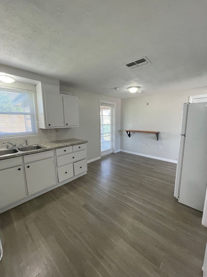 Holiday House: 1130 Powersong St.