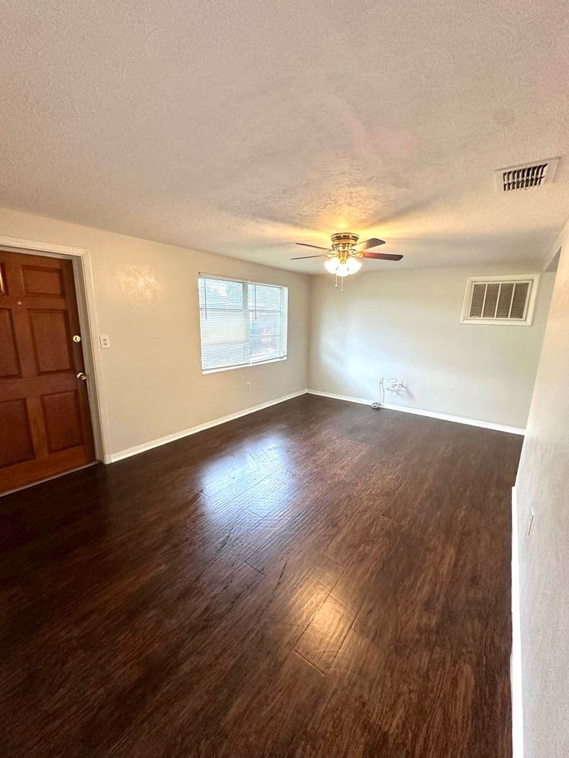 Holiday House: 2151 Dixie Garden Loop