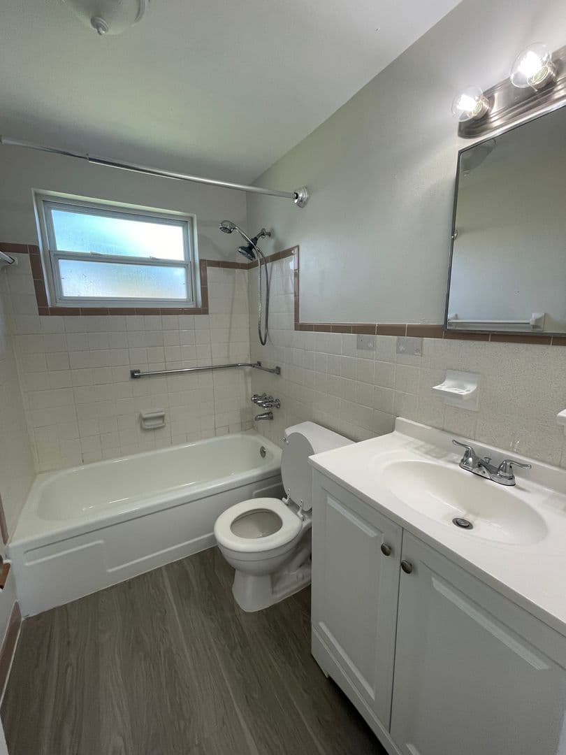 Holiday House: 1130 Powersong St.