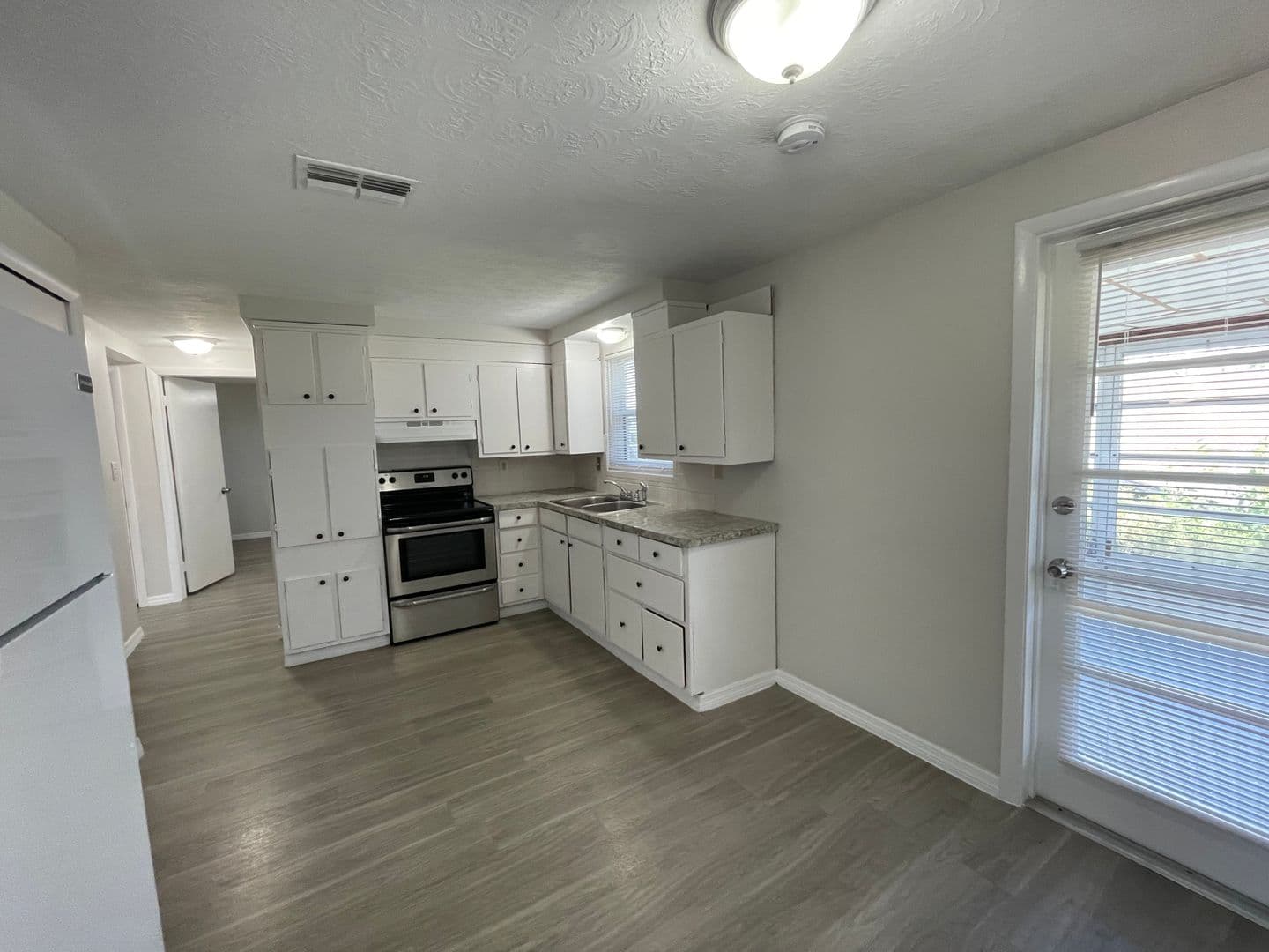 Holiday House: 1130 Powersong St.