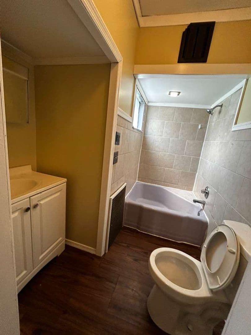 Carbondale Apartment: 41 Fallbrook Street