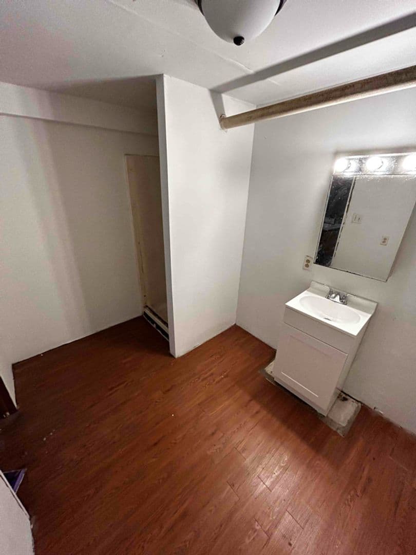 Carbondale Apartment: 67 Fallbrook Street
