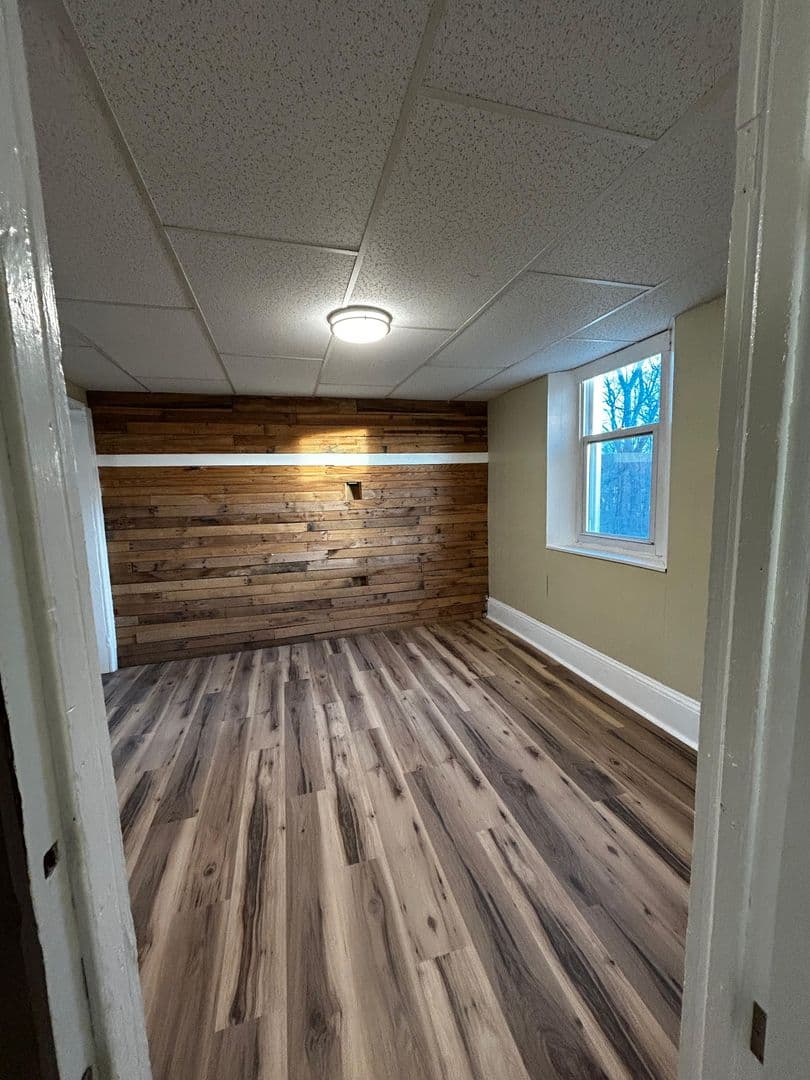 Carbondale Apartment: 92 Farview Street