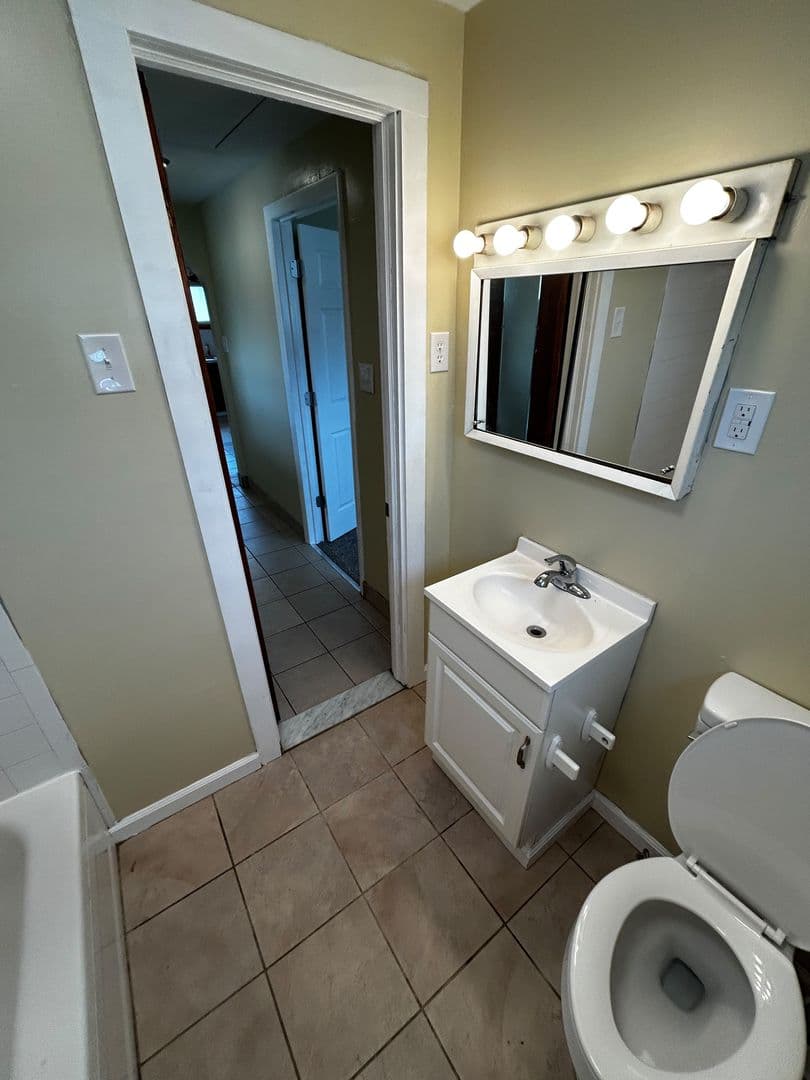 Carbondale Apartment: 41 Fallbrook Street