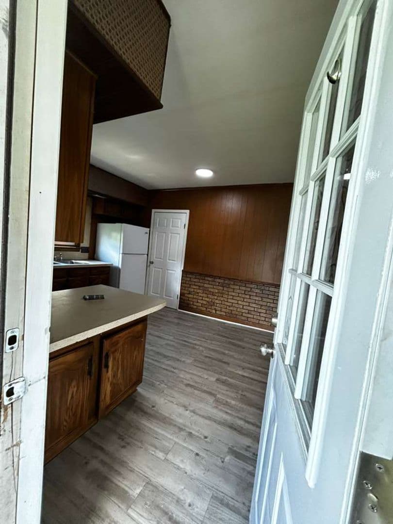 Carbondale Apartment: 41 Fallbrook Street