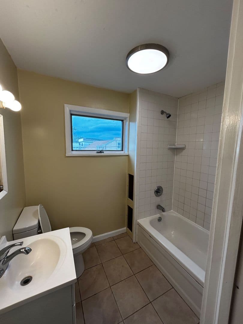 Carbondale Apartment: 41 Fallbrook Street