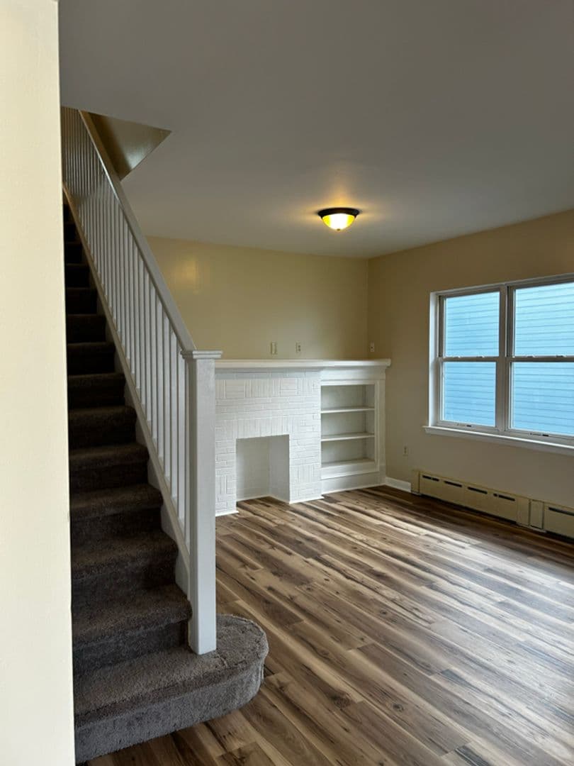 Kingston Apartment: 361 Warren Avenue