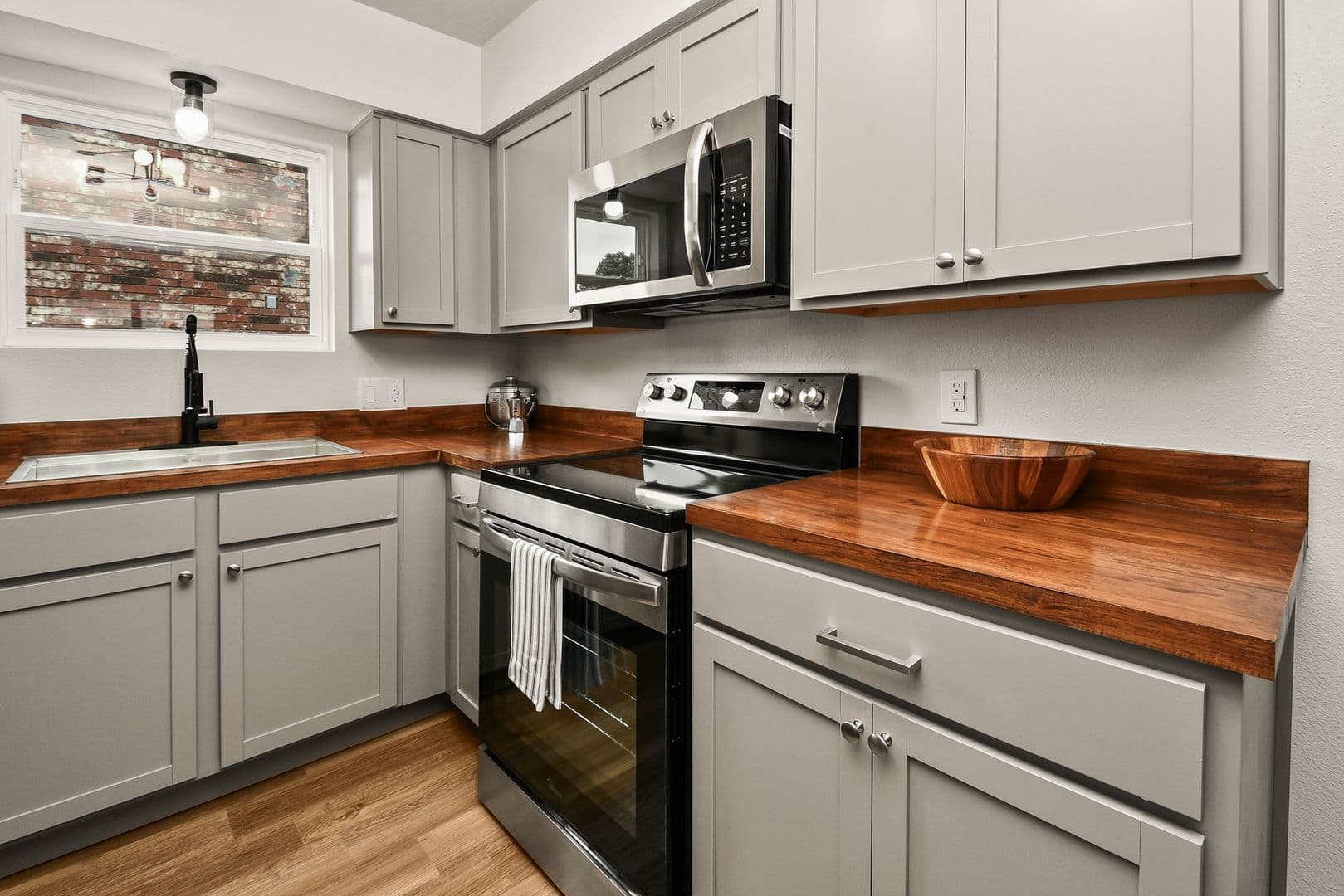 Springfield Apartment: 2035 S Florence Ave