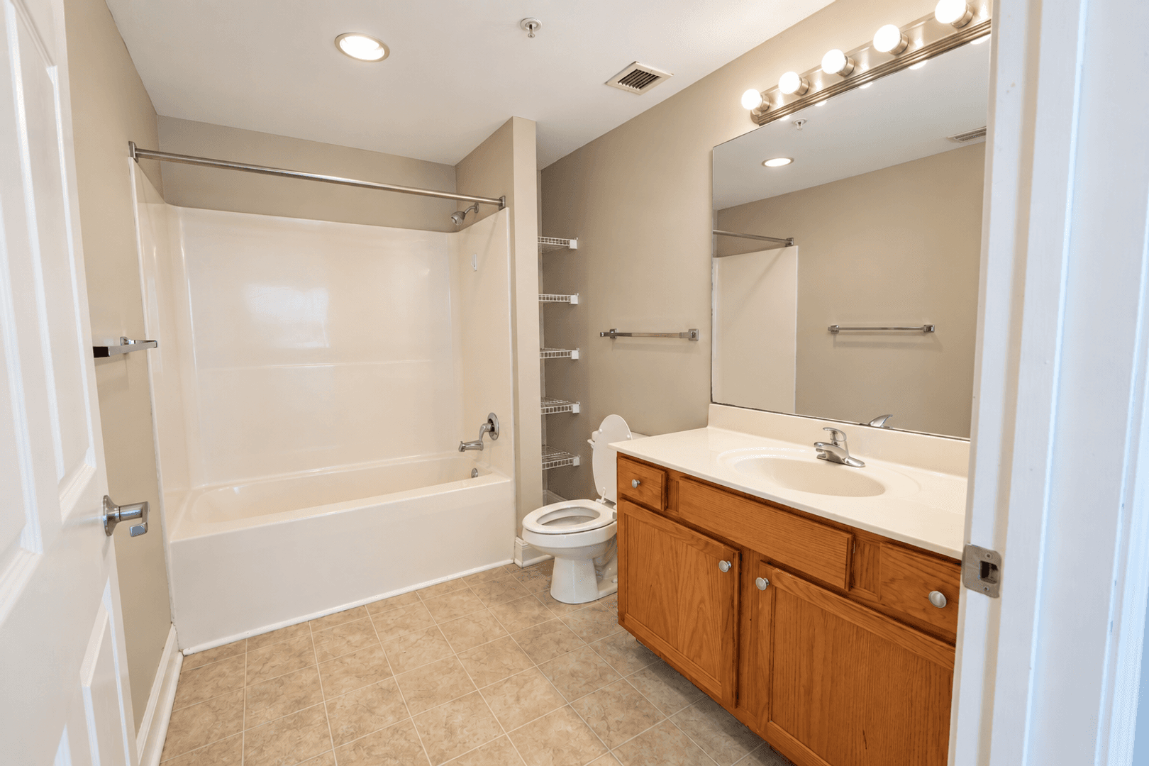 Springfield Apartment: 423 E Elm St