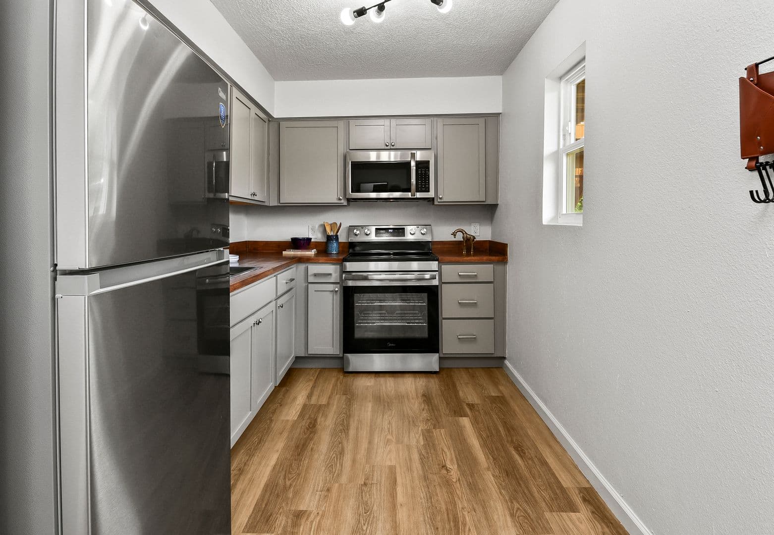 Springfield Apartment: 2035 S Florence Ave