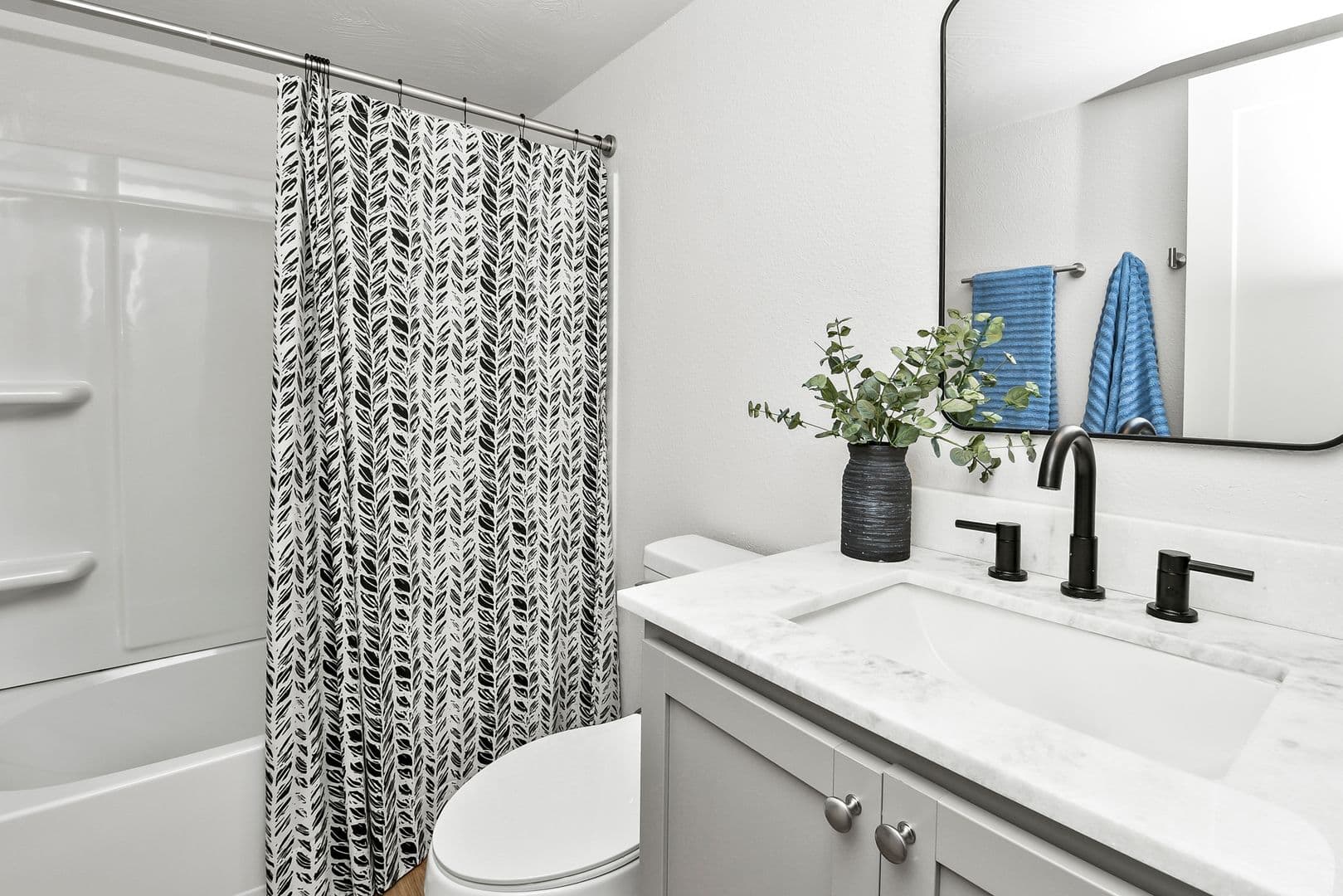 Springfield Apartment: 2035 S Florence Ave