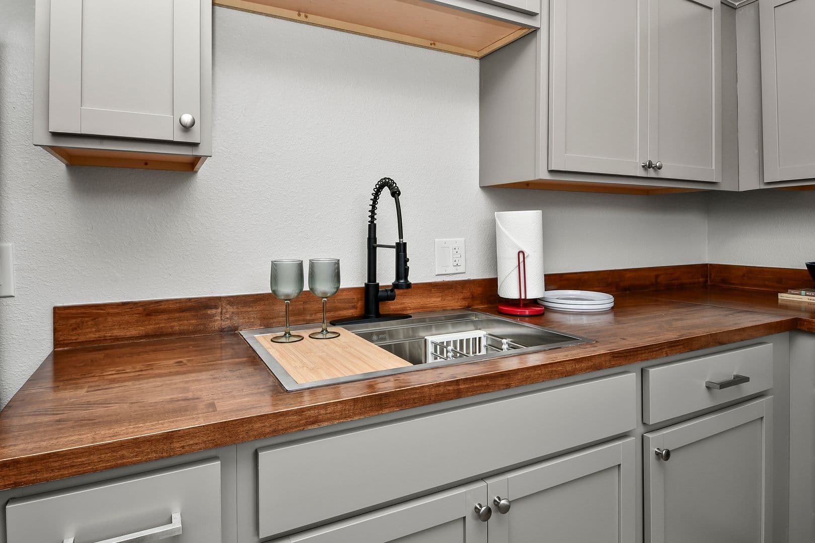 Springfield Apartment: 2035 S Florence Ave