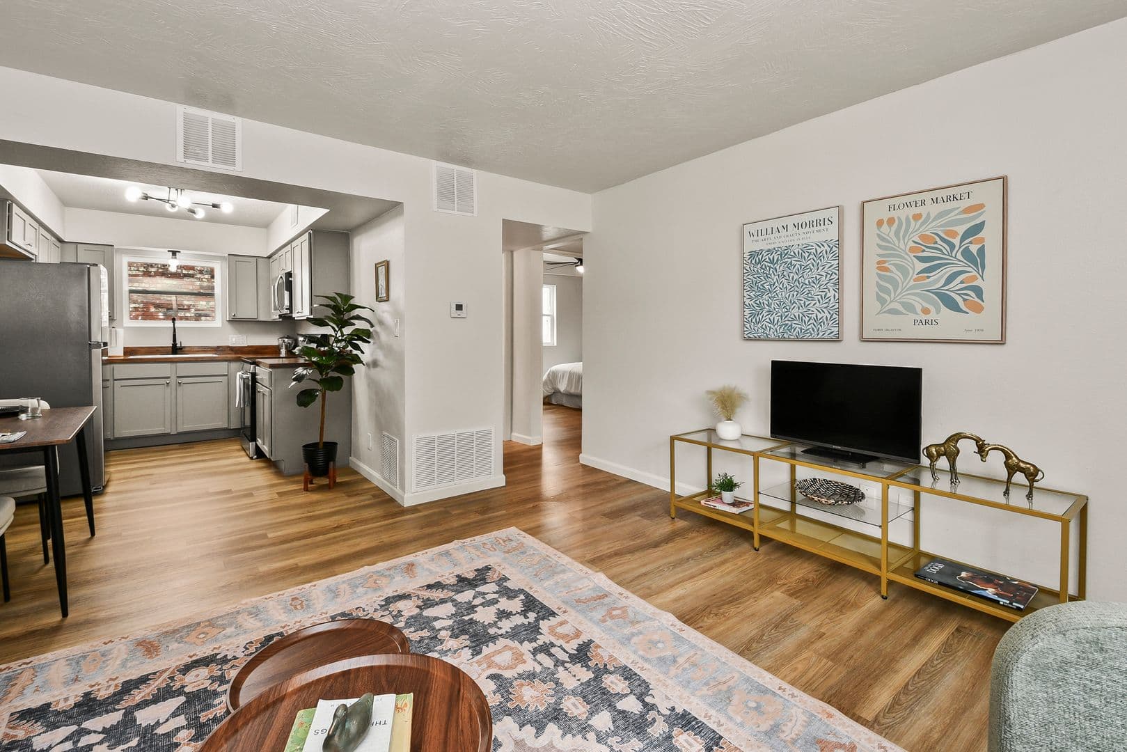 Springfield Apartment: 2035 S Florence Ave