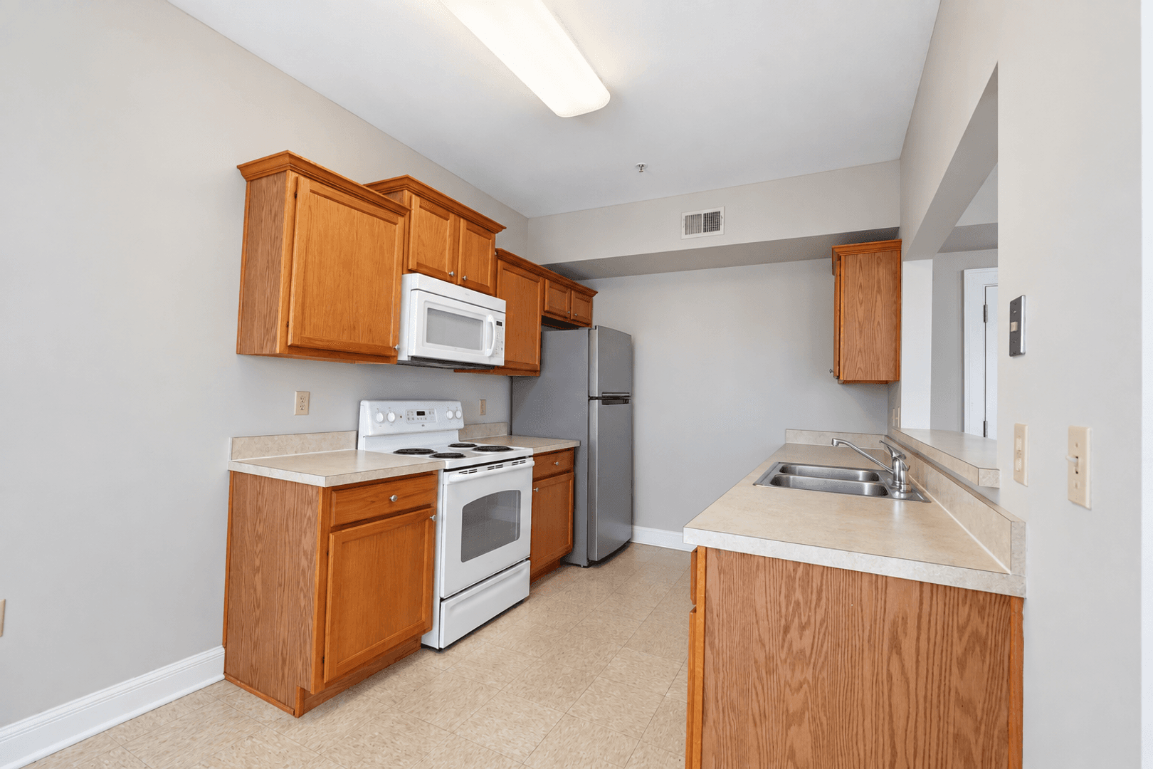 Springfield Apartment: 423 E Elm St