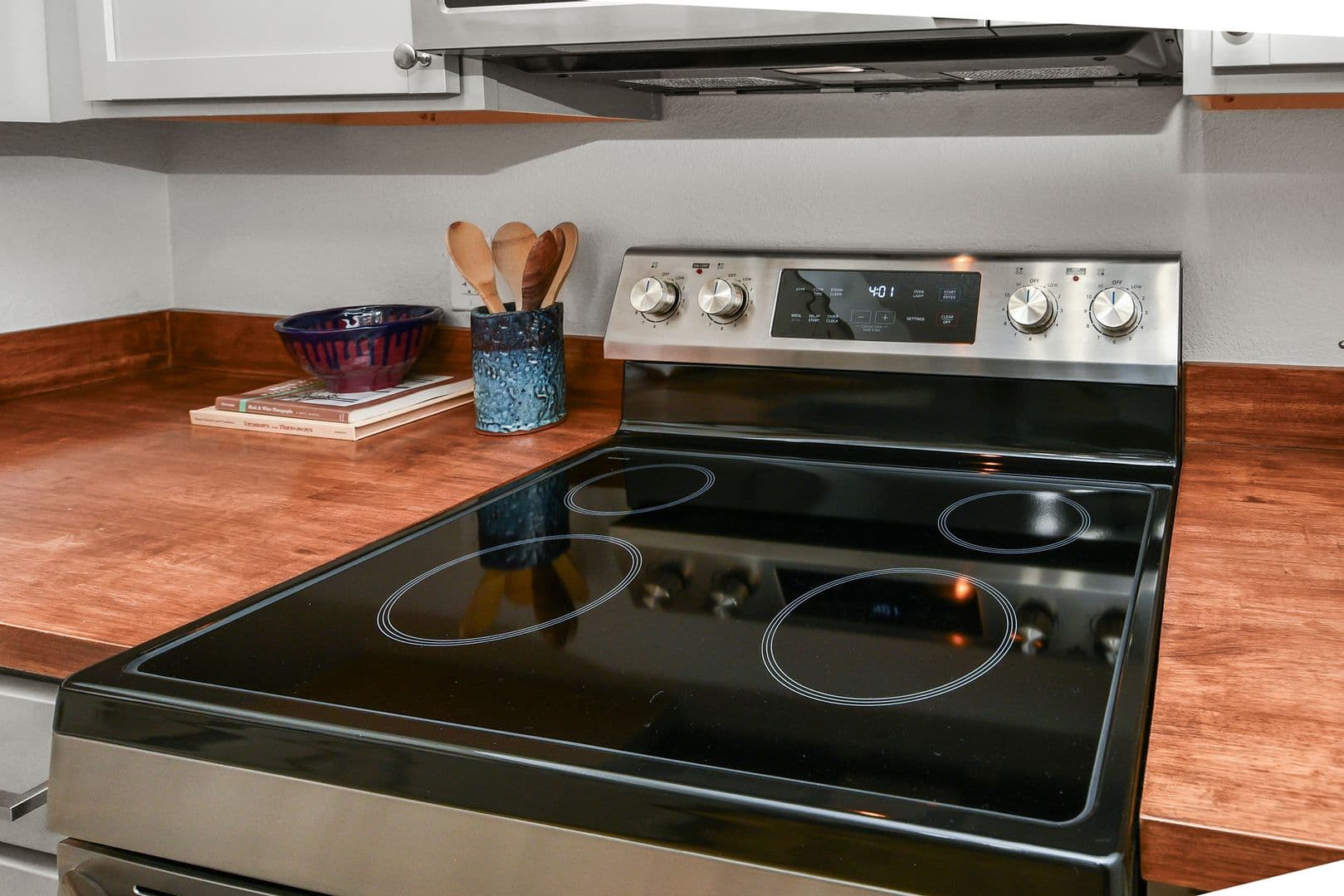 Springfield Apartment: 2035 S Florence Ave