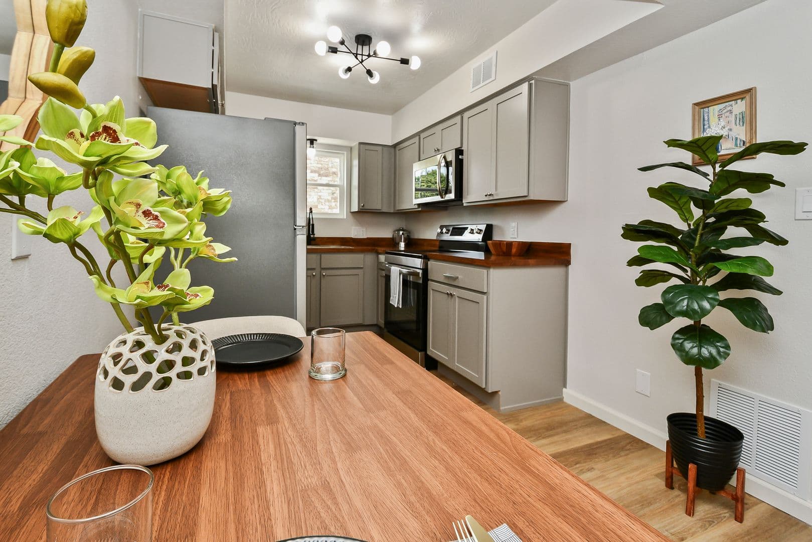 Springfield Apartment: 2035 S Florence Ave