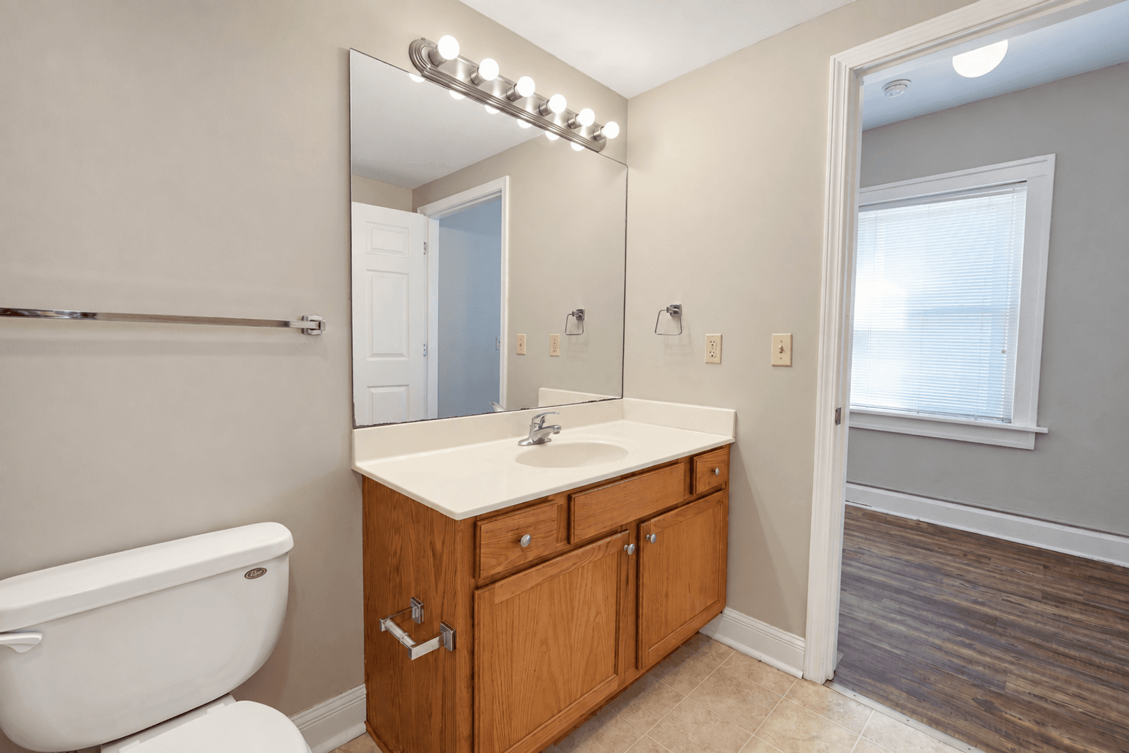 Springfield Apartment: 423 E Elm St