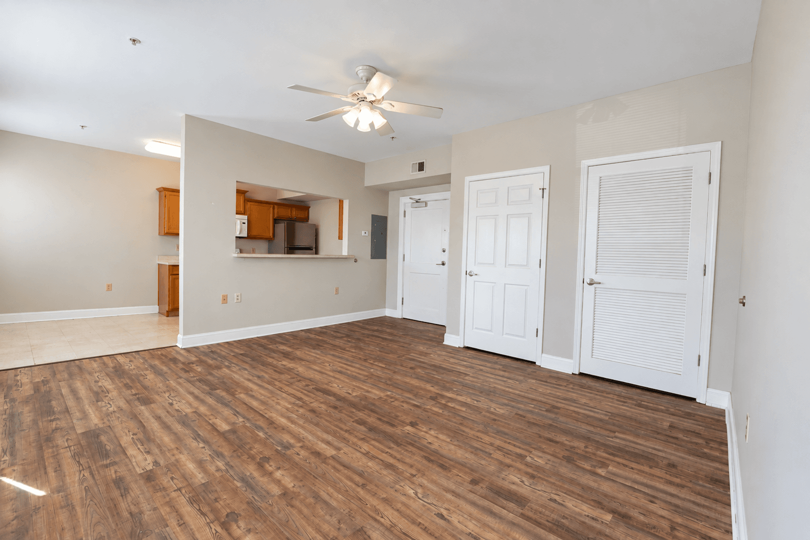 Springfield Apartment: 423 E Elm St