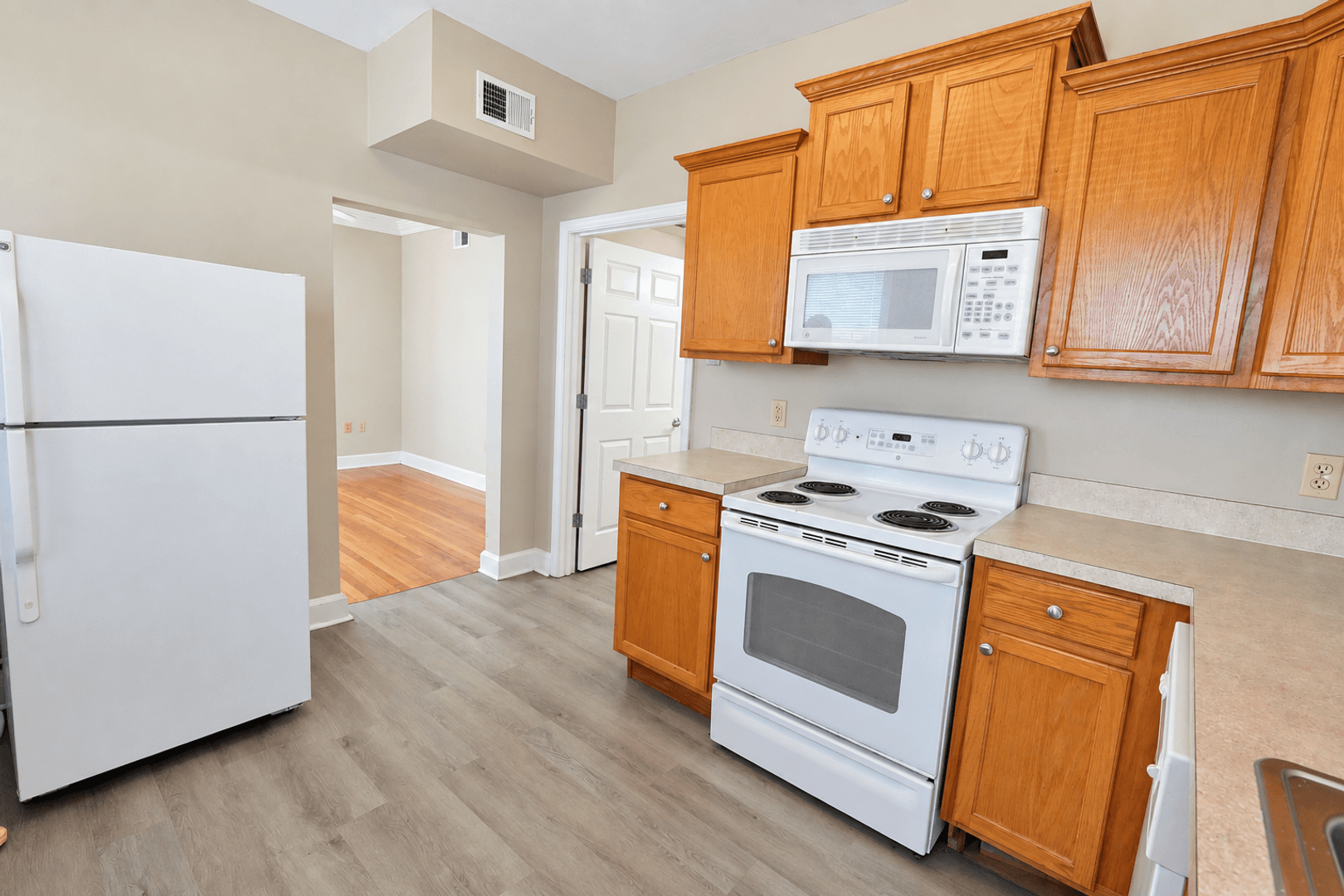 Springfield Apartment: 423 E Elm St