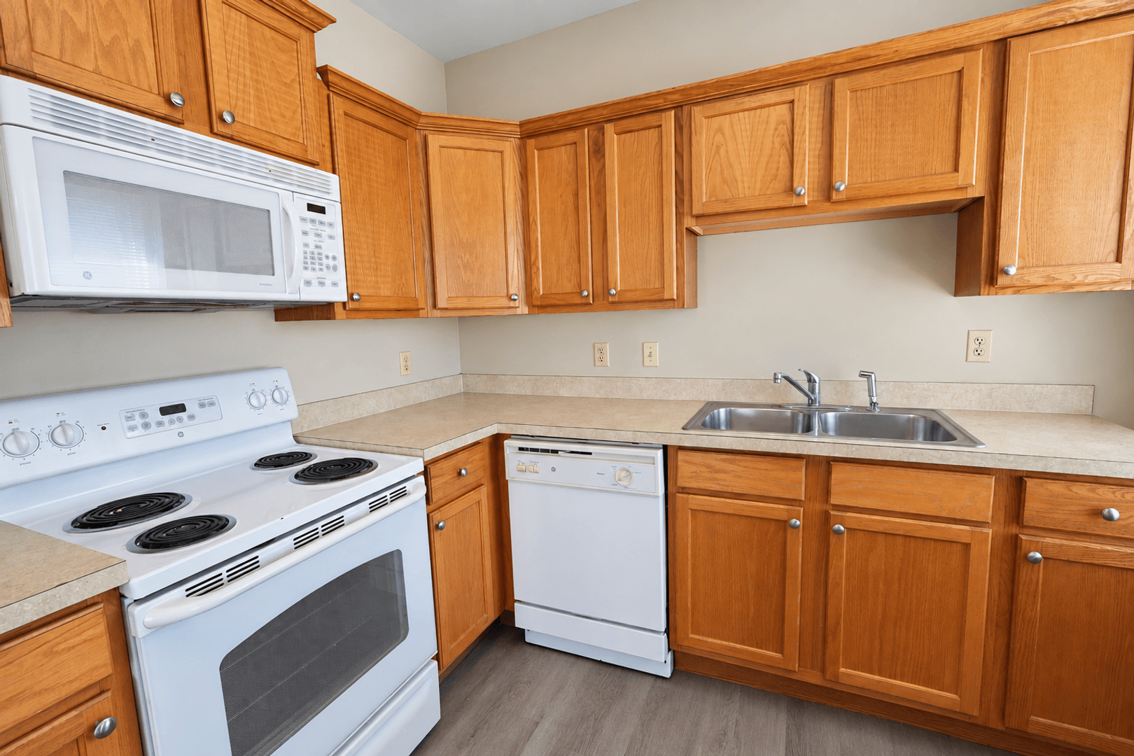 Springfield Apartment: 423 E Elm St