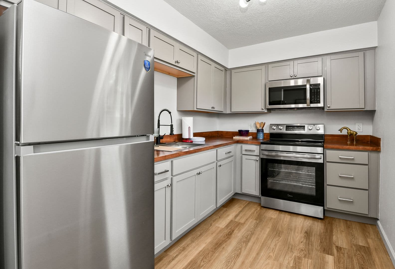 Springfield Apartment: 2035 S Florence Ave