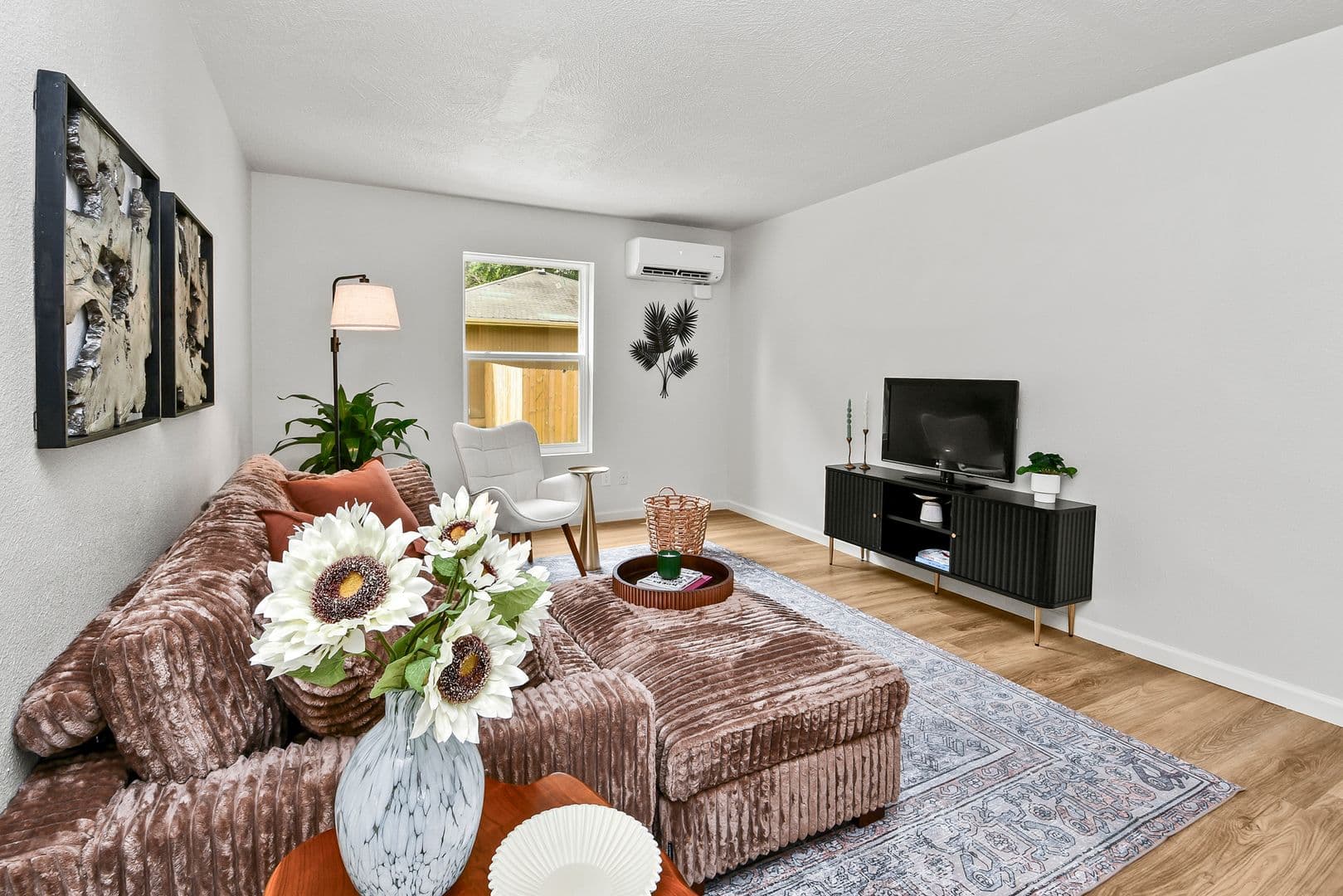 Springfield Apartment: 2035 S Florence Ave