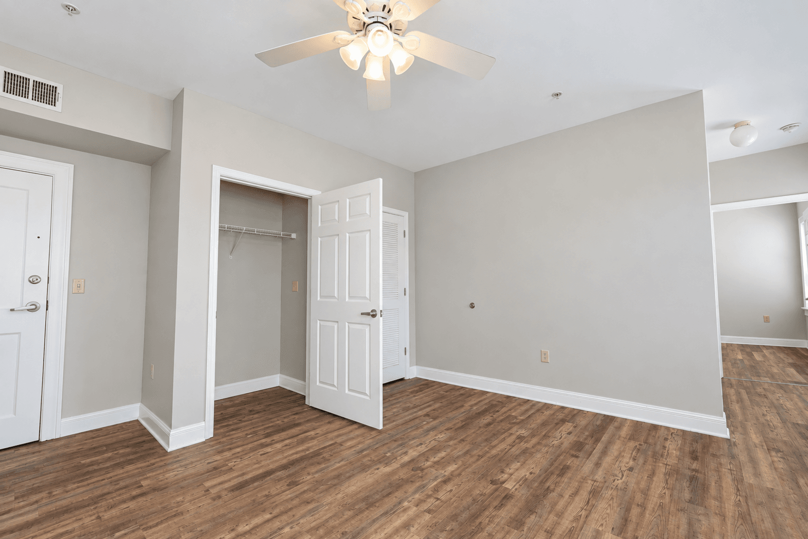 Springfield Apartment: 423 E Elm St