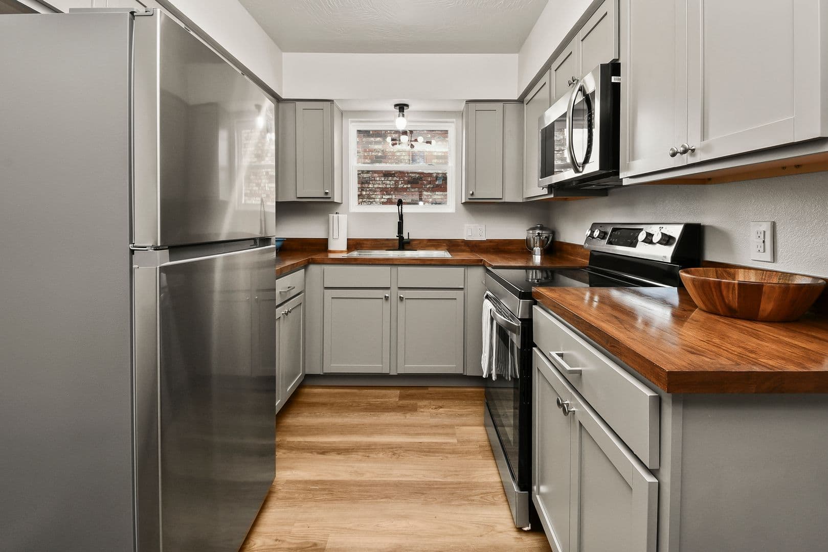 Springfield Apartment: 2035 S Florence Ave
