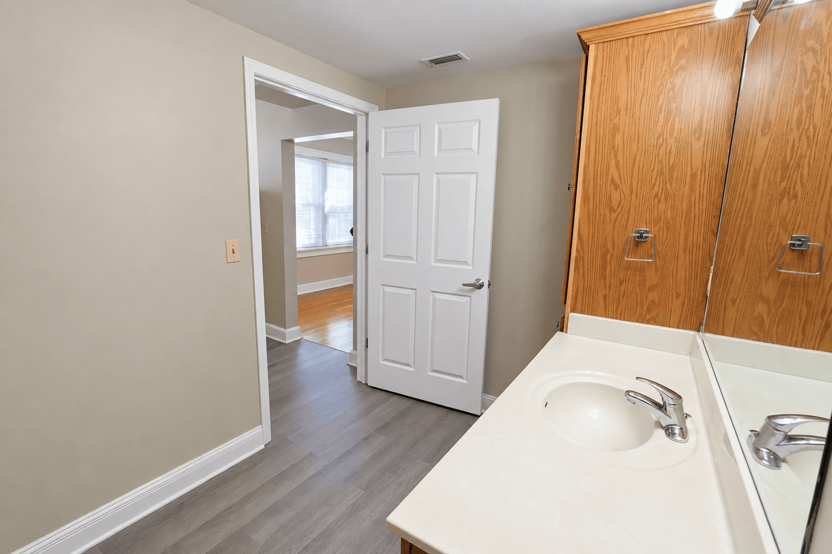 Springfield Apartment: 423 E Elm St