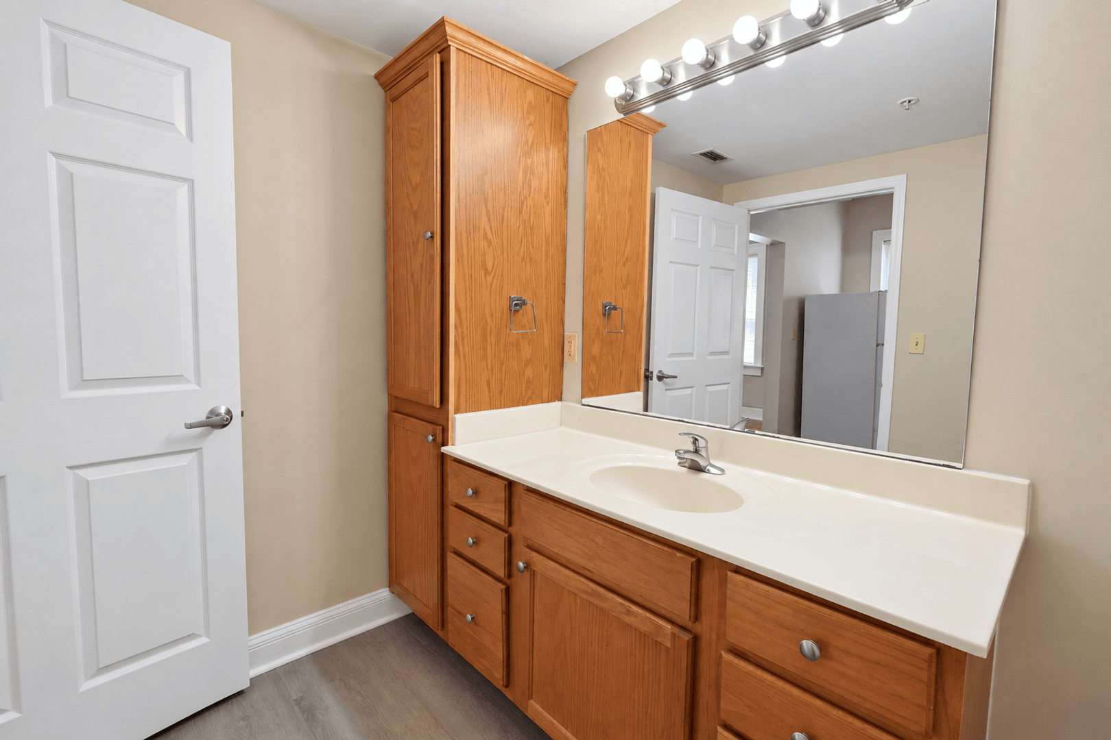 Springfield Apartment: 423 E Elm St