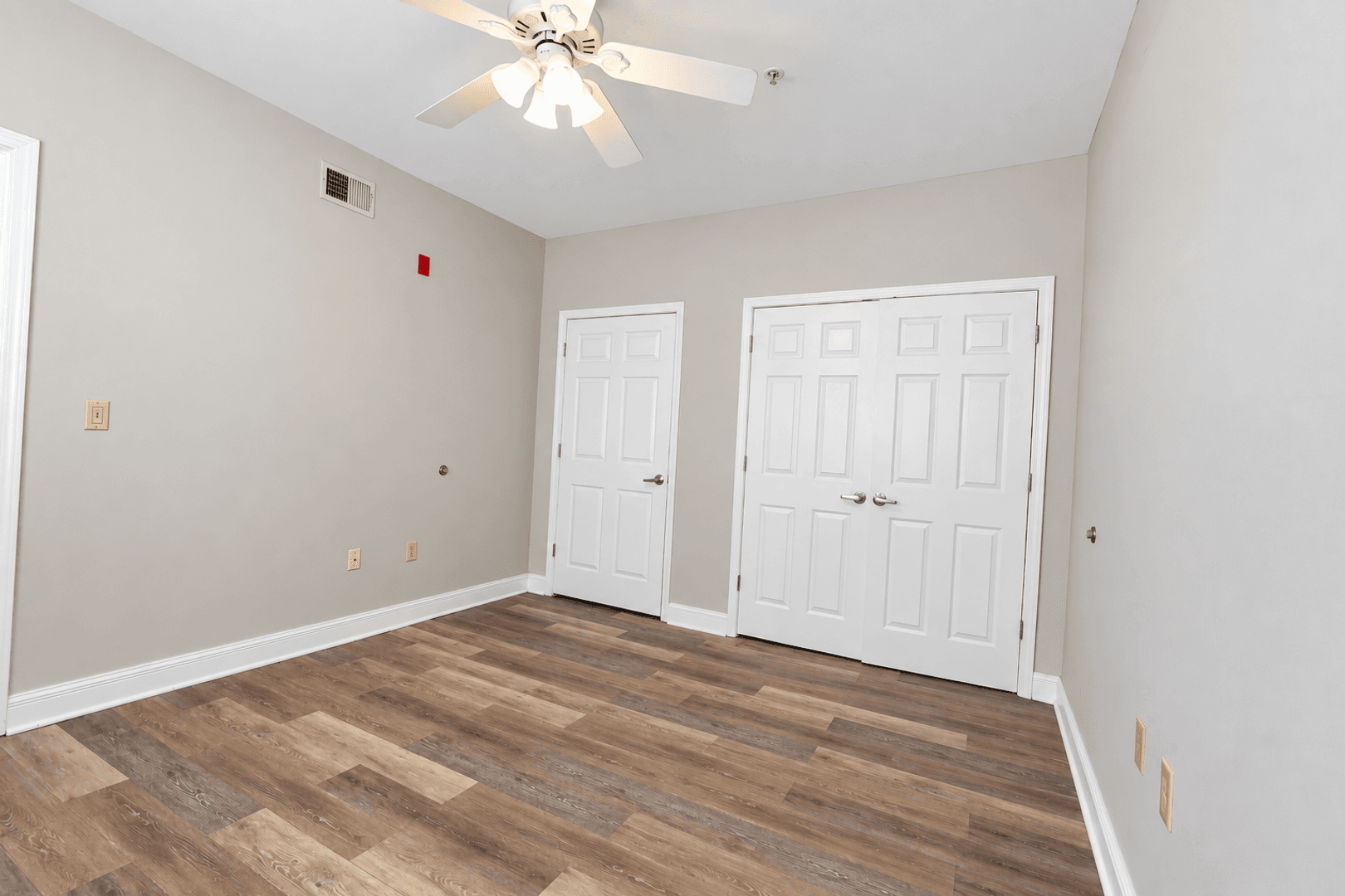 Springfield Apartment: 423 E Elm St
