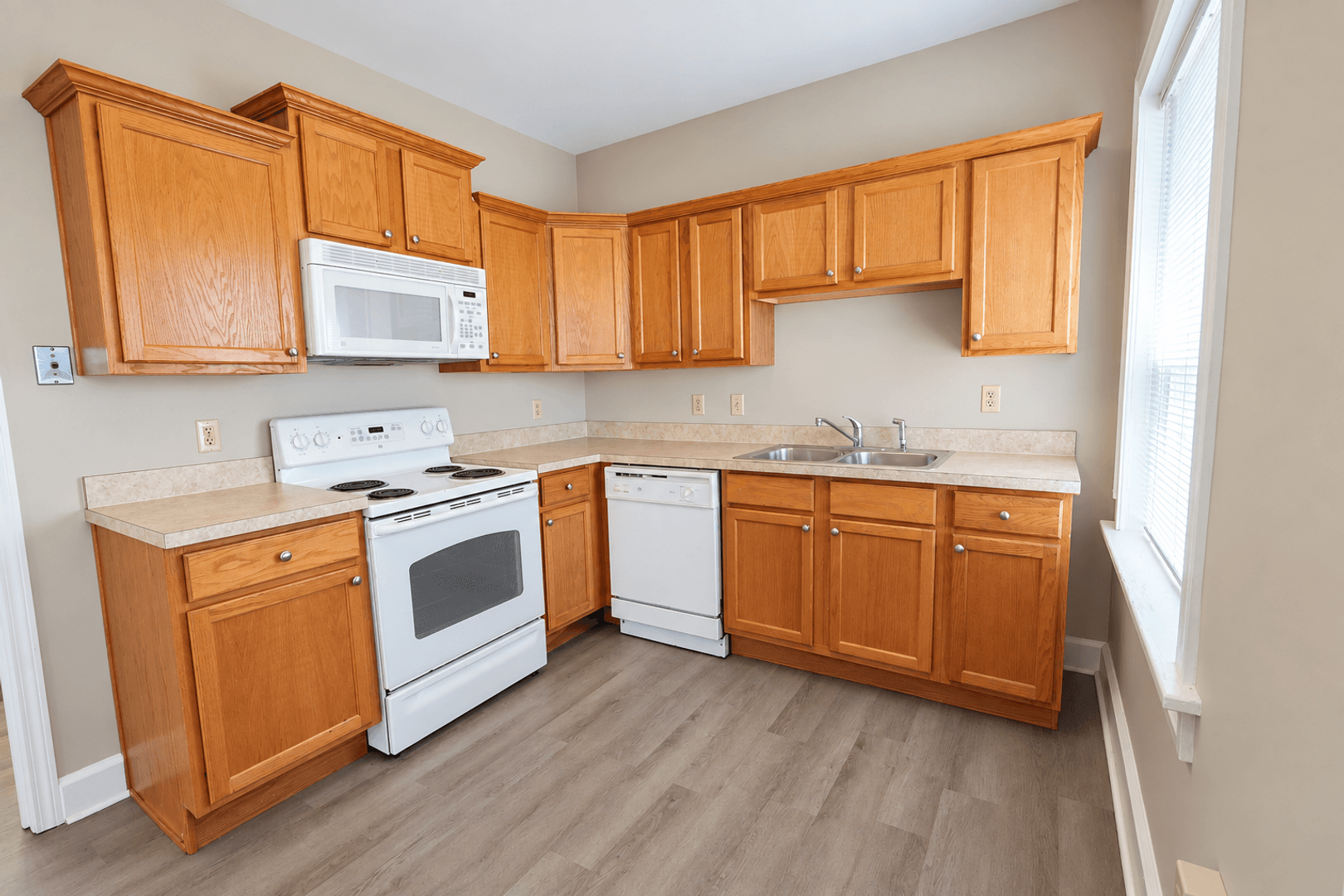 Springfield Apartment: 423 E Elm St