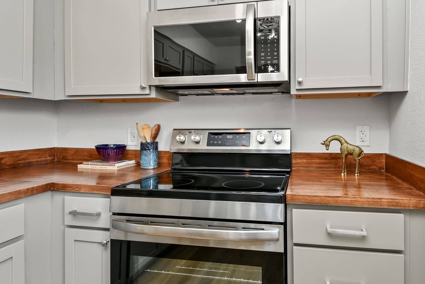 Springfield Apartment: 2035 S Florence Ave
