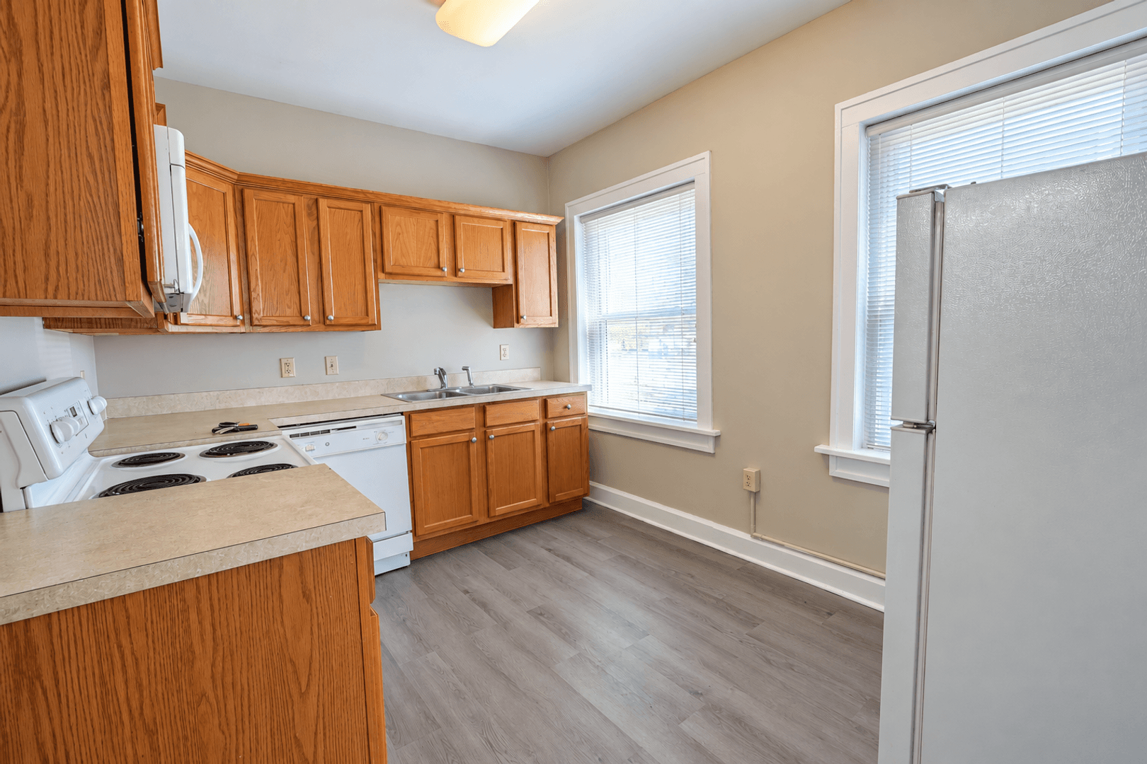 Springfield Apartment: 423 E Elm St