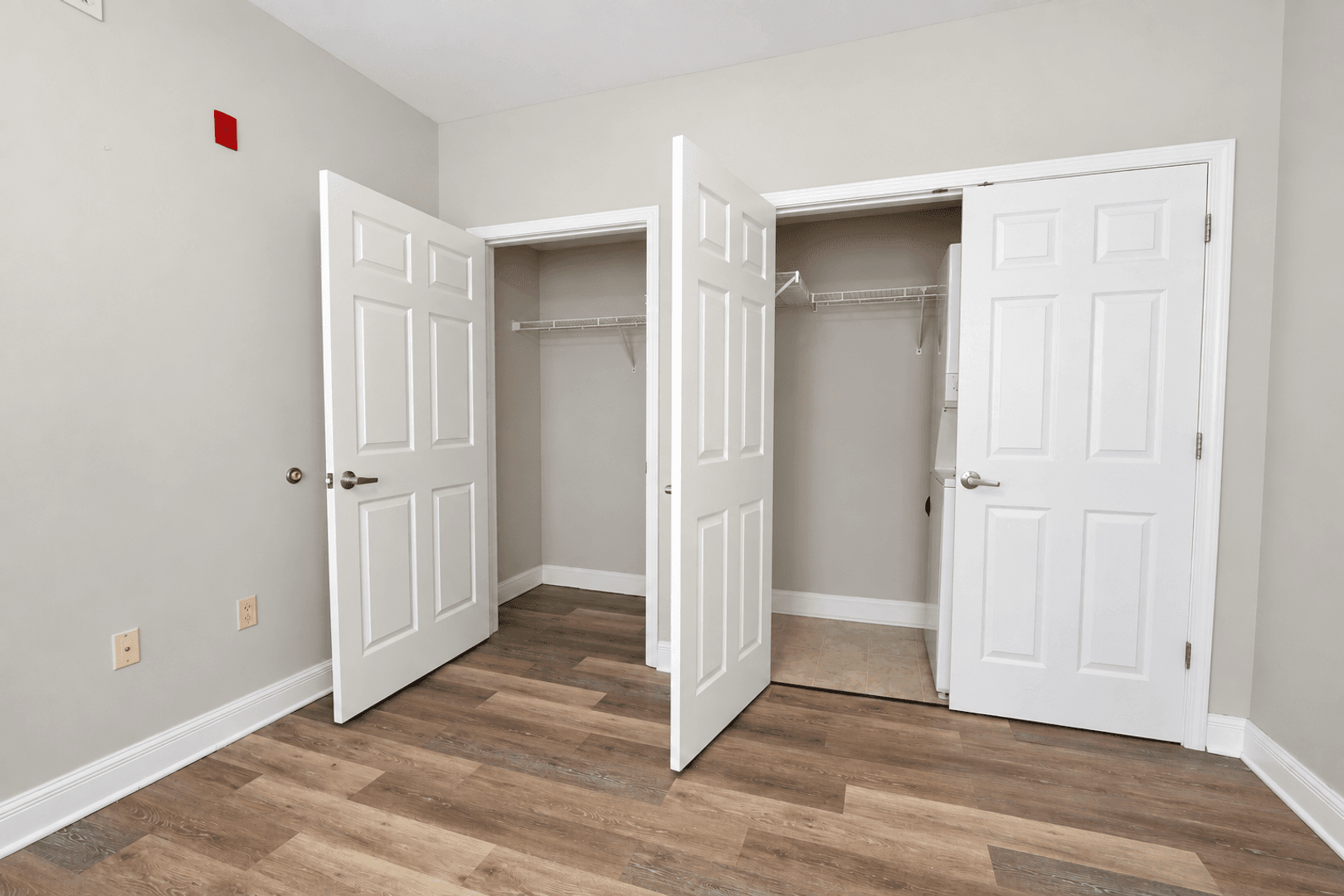 Springfield Apartment: 423 E Elm St
