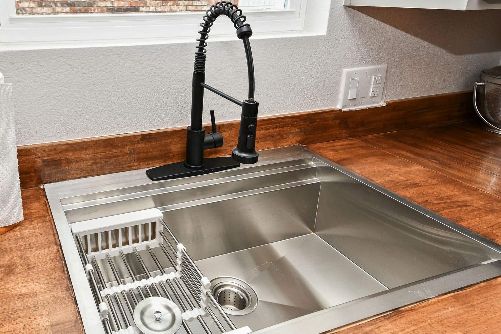 Springfield Apartment: 2035 S Florence Ave
